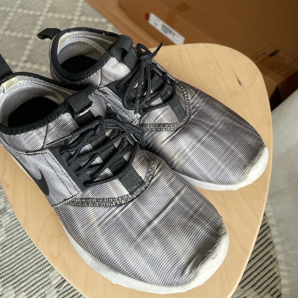 Nike Running Shoes - Picture 2 of 9
